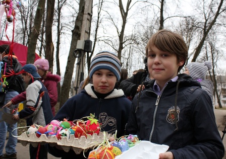 В Новгородском Кремле появилось пасхальное дерево